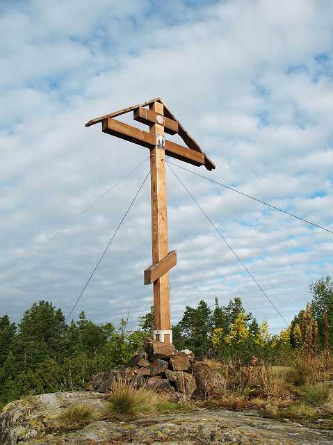 IMG_6144.jpg - Памятный крест на местах боёв. Таких крестов насчитал штук шесть