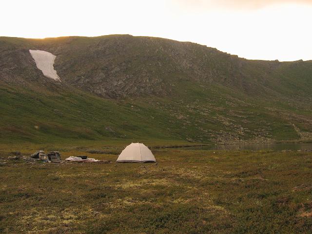 IMG_4763.jpg - Мой лагерь. Снежник на северной стороне горы